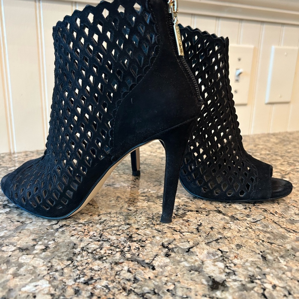 Ivanka Trump 4” Black High Heel Shoes with Laser-Cut Design Size 7